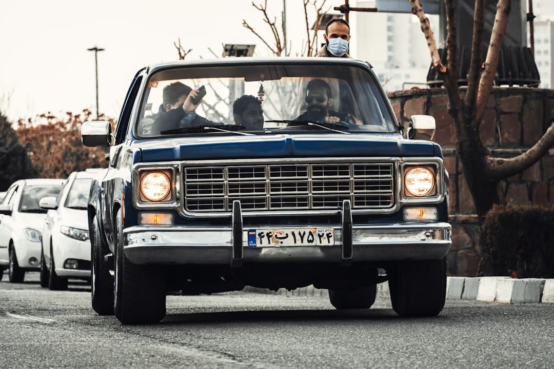 Klassisk amerikansk bil i verkstadsljus